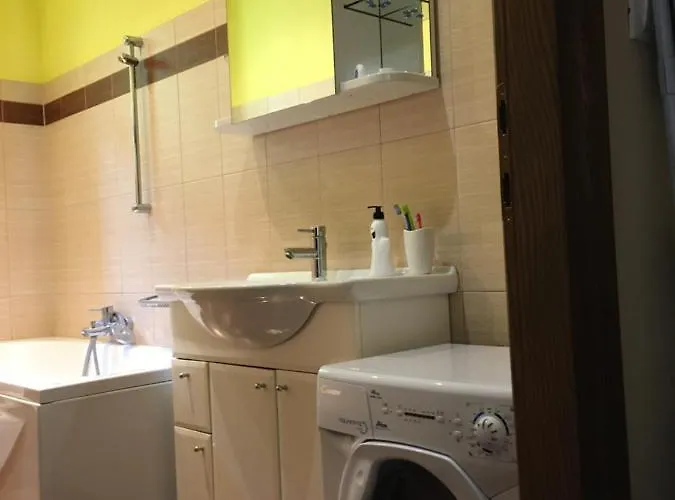 Little Yellow House Apartment