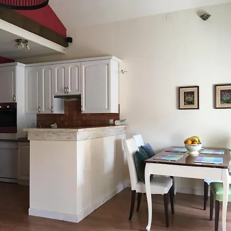 Apartman Little Yellow House