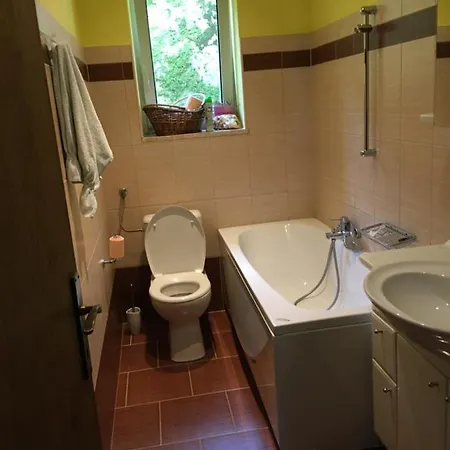 Little Yellow House Apartman *